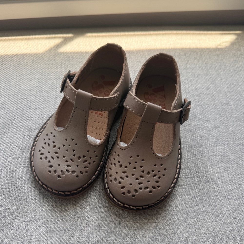 Young Soles t-bar leather shoes. Size 22 (7c) NEW!